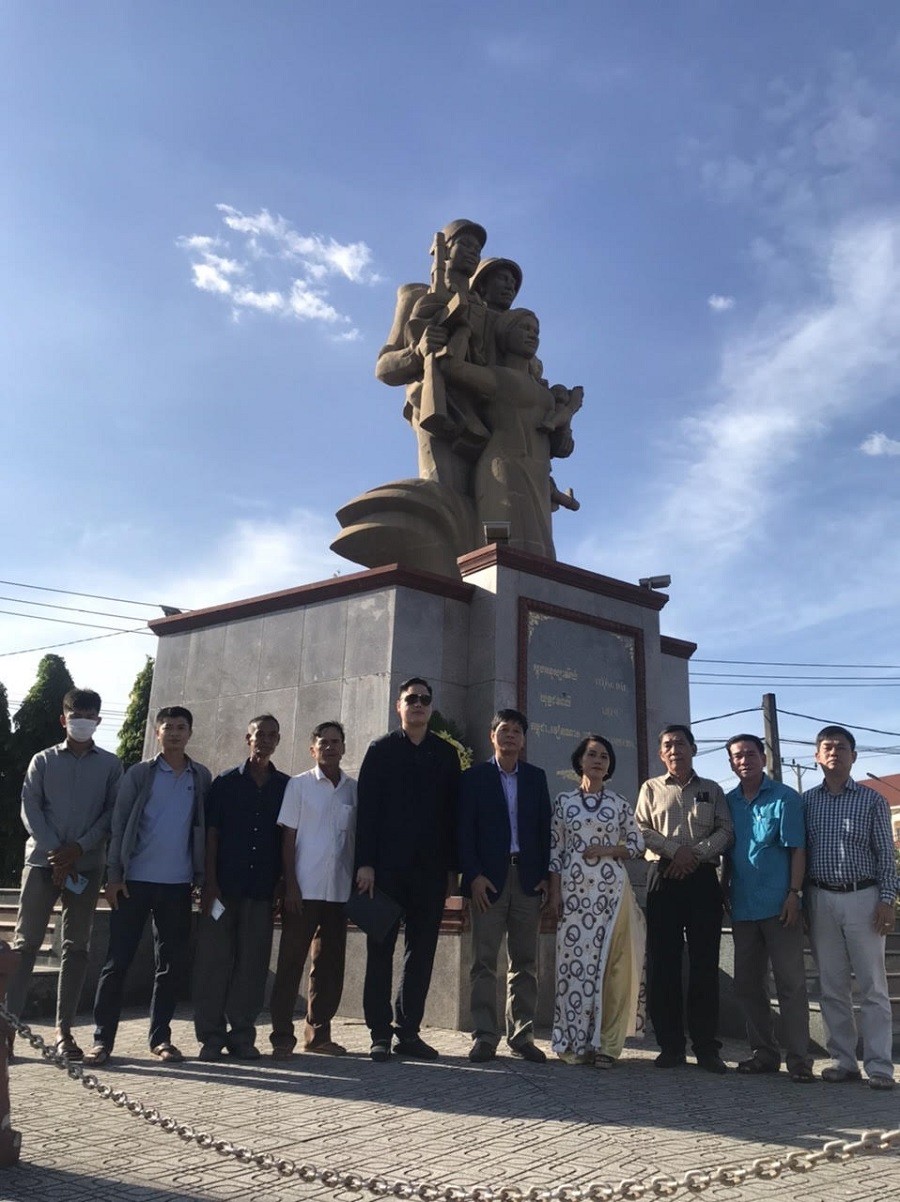 Consul General pays tribute to Vietnamese veterans in Cambodia